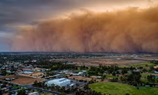 Bão bụi khiến thị trấn Australia 'tối như mực' giữa ban ngày