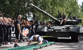 Nhóm lực sĩ gồng mình kéo xe tăng T-80 tại Nga