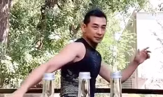 Triệu Văn Trác bật 3 nắp chai bằng một cú đá