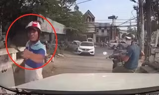 Clip: Bị bấm còi, người đi xe máy dùng gậy đập kính ô tô