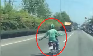 Clip: Thanh niên vừa đi xe máy vừa buông hai tay 'làm xiếc' trên đường