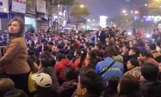 Clip: Tắc đường, đóng cửa chùa khi người Hà Nội cúng giải hạn quá đông