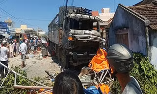 Xe tải mất lái càn quét hàng loạt hàng quán bên đường