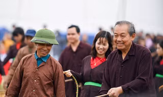 Phó Thủ tướng Trương Hòa Bình mặc áo vải cày ruộng đầu năm