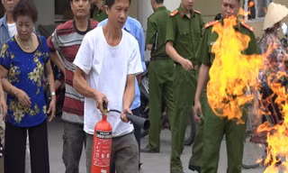 Cảnh sát PCCC hướng dẫn dập tắt bình gas cháy