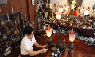 Bộ sưu tập 300 cây đèn dầu của người đàn ông ở Nha Trang
