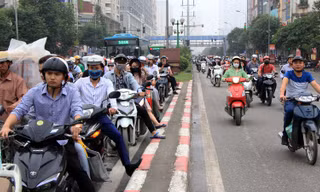 Xe máy liều mình lấn làn, đi ngược chiều trên làn BRT trong giờ cao điểm ở HN