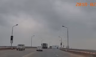 VIDEO: Xe tập lái suýt đâm vào đầu ôtô đối diện