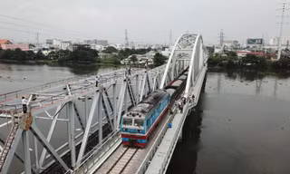 Cận cảnh chuyến tàu đầu tiên thông tuyến cầu sắt Bình Lợi mới