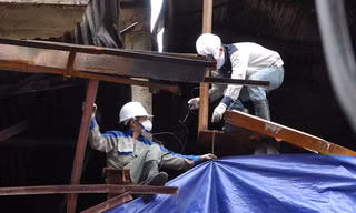 Căng bạt che phủ kho cháy ở Rạng Đông