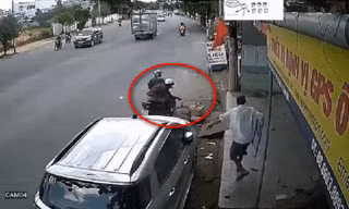 Hai đạo chích đi xe máy cướp lồng chim ven đường trong nháy mắt
