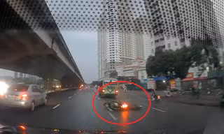 VIDEO: Thắng gấp dưới trời mưa, xe máy ngã nhào xuống đường