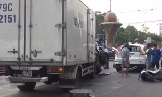 Xe tải lao thẳng vào hàng xe dừng đèn đỏ ở Quảng Bình