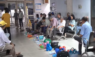 VIDEO: Xếp sổ chờ bốc số khám bệnh từ nửa đêm ở Sài Gòn