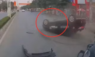 Clip: Ô tô drift bất đắc dĩ, lật ngửa như phim hành động ở Hải Phòng