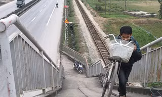 Cầu đi bộ dẫn thẳng xuống lòng đường ở nơi xảy ra tai nạn 8 người chết