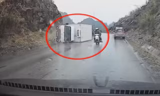 Hòa Bình: Xe tải mất lái đâm vào vách núi