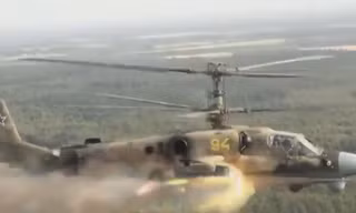 Trực thăng 'cá sấu' Ka-52 khai hỏa, tiêu diệt mục tiêu
