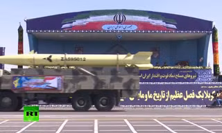 Quân đội Iran phô diễn sức mạnh trong lễ duyệt binh