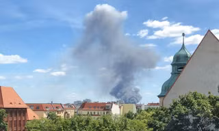 Cháy chợ Đồng Xuân ở Berlin, khói đen bốc lên ngùn ngụt