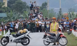 Người dân liều mạng rủ nhau xem bắt kẻ ôm súng cố thủ ở Hà Tĩnh