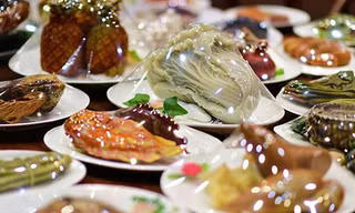 Bữa tiệc 'mầm đá' 150 món sang trọng đắt đỏ nhất thế giới
