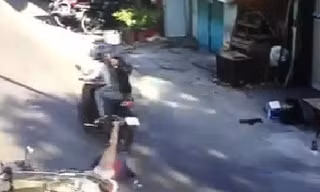 Hai thanh niên giật túi làm ngã người mang thai