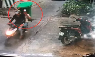 2 thanh niên trộm thùng rác giữa ban ngày