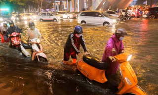 Hàng loạt xe chết máy do đường ngập tại Sài Gòn