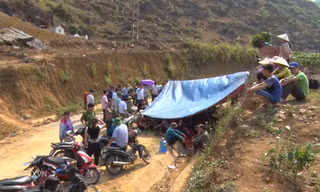 Hơn trăm người lập chốt chặn xe chở rác vào bãi ở Lai Châu