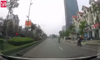 Tài xế hoảng hồn khi thấy bé trai đột ngột băng qua đường