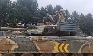 Lính Mỹ lái thử xe tăng T-80 Liên Xô