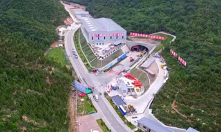 Ga đường sắt nằm sâu dưới lòng đất ở Trung Quốc