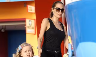 Angelina Jolie giản dị cùng các con đi công viên giải trí