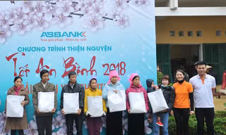 Bà Phạm Thị Hiền, Phó Tổng Giám đốc Ngân hàng An Bình (thứ 2, bìa phải) trao các suất quà ý nghĩa cho bà con bị thiệt hại nặng nề do lũ lụt, khó khăn tỉnh Yên Bái.