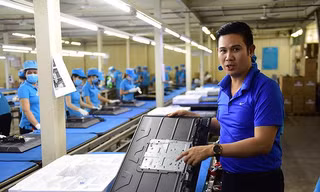 Chủ tịch Tập đoàn điện tử Asanzo Phạm Văn Tam giải thích với báo chí về quy trình sản xuất tivi. Ảnh: Tuổi trẻ 