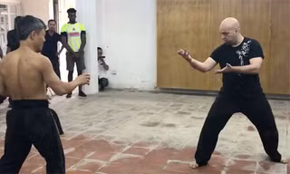 Võ sư Flores (phải) trong cuộc tỉ thí với võ sư karate Đoàn Bảo Châu tháng 7/2017.