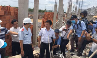 Đoàn công tác liên ngành kiểm tra hiện trường vụ tai nạn ở KCN Giang Điền, Đồng Nai. Ảnh: Mạnh Thắng