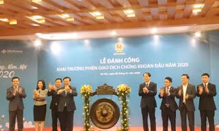 Bộ trưởng Bộ Tài chính Đinh Tiến Dũng dự và đánh cồng khai trương phiên giao dịch chứng khoán đầu năm 2020 sáng 2/1 tại HNX. Ảnh: Tuấn Nguyễn