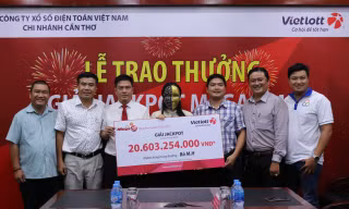 Bà M.H che mặt khi nhận giải thưởng Jackpot 20 tỷ đồng