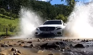 Hình ảnh quảng cáo xe Mercedes GLC lội nước hoành tráng