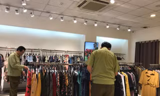 Đội QLTT số 14 chia thành 5 tổ kiểm tra 5 địa điểm kinh doanh Thương hiệu thời trang SEVEN.Am trên địa bàn Hà Nội