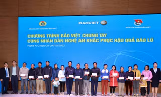 Cán bộ Bảo Việt ủng hộ đồng bào bị bão lũ tại Nghệ An gần 1 tỷ đồng
