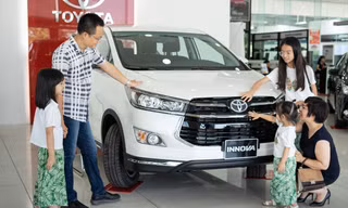 Khách hàng tìm hiểu các dòng xe của Toyota đang bày bán