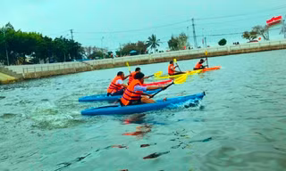 Du khách hào hứng đua thuyền tại Đắk Lắk
