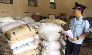 Lực lượng Hải quan Quảng Trị kiểm tra lô hàng đường nhập lậu. Ảnh minh họa của: Tuấn Nguyễn
