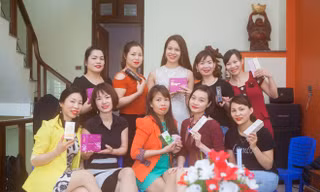 Chị em phụ nữ ở thôn Ngọc Chi, xã Vĩnh Ngọc (Đông Anh, Hà Nội) trải nghiệm các dòng son trẻ trung và kem dưỡng của mỹ phẩm HiSPA. Ảnh: Thu Hiền 