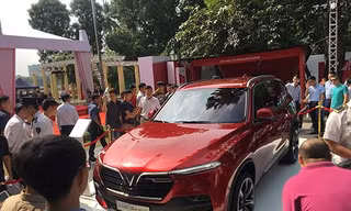 Người dân đổ xô đi xem và đặt cọc mua xe của Vinfast. Ảnh: Tuấn Nguyễn