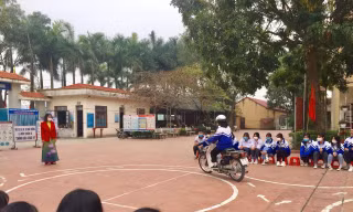 Giáo viên hướng dẫn học sinh về ATGT (ảnh tư liệu)