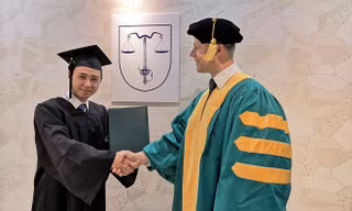 Bức ảnh được đăng trên một tạp chí nghề báo kèm chú thích ông Hùng nhận bằng tiến sĩ ngành Kinh tế môi trường.